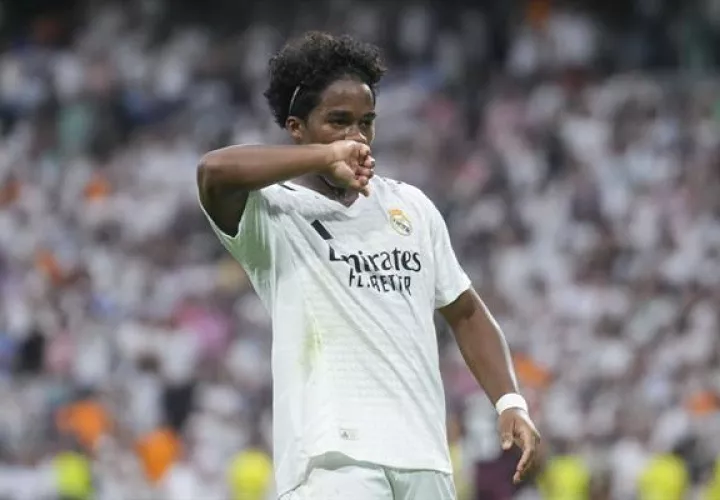 El delantero brasileño del Real Madrid Endrick celebra el gol marcado ante el Real Valladolid. Foto:EFE