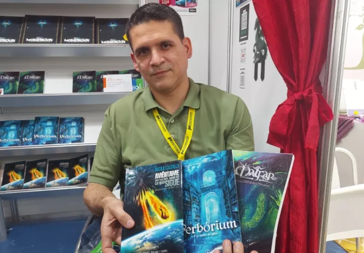 Basilio Castillo con algunos de sus libros. Foto: Belys Toribio