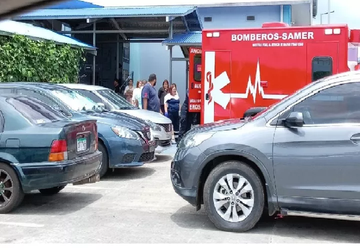 El estudiante de 11 años recibió los primeros auxilios por paramédicos del Cuerpo de Bomberos. Foto. Eric Montenegro