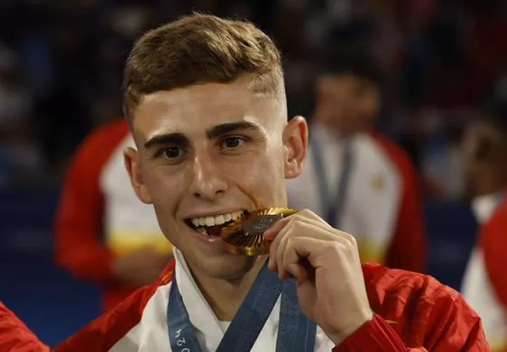 Fermín López festeja la medalla de oro ganada por España en París. Foto: EFE