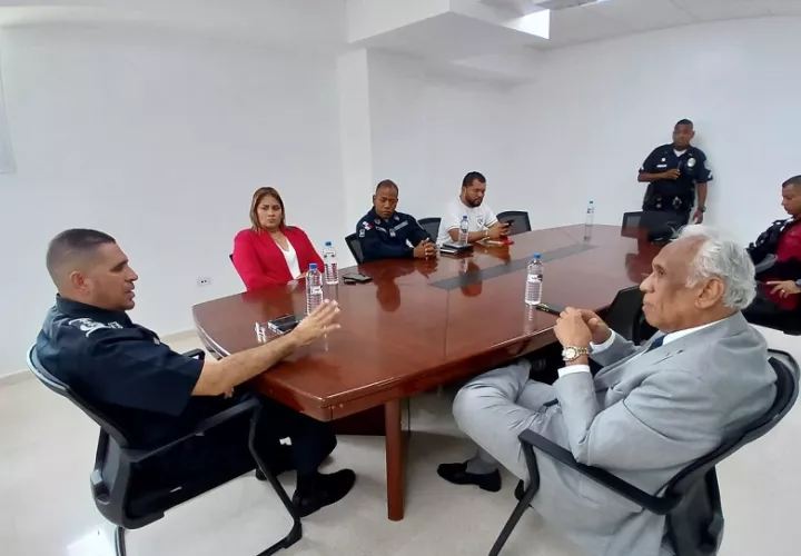 El gobernador de Colón Julio Hernández ha realizado varias reuniones con la Policía Nacional y otras entidades para poner en marcha el toque de queda. Foto. Archivo
