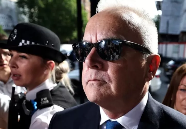 El expresentador estrella de la BBC Huw Edward a su llegada al juicio. Foto: EFE / EPA / Andy Rain