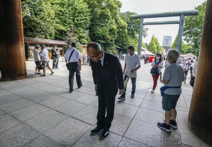 Un ciudadano japonés se inclina y reza en la ceremonia celebrada en Tokio para conmemorar la rendición japonesa en la Segunda Guerra Mundial. EFE