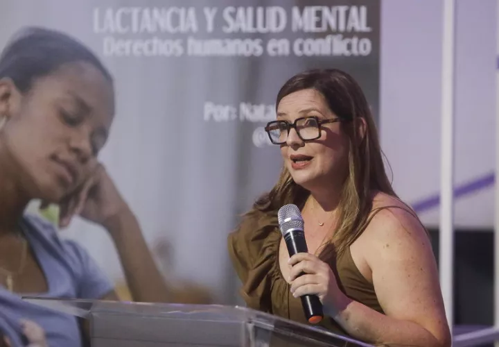 La experta en lactancia, Natali Rodríguez, habla durante una exposición. Foto: EFE