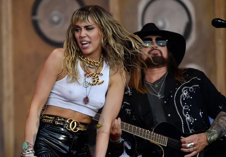 La actriz y cantante Miley Cyrus en concierto. Foto: EFE / EPA / NEIL HALL
