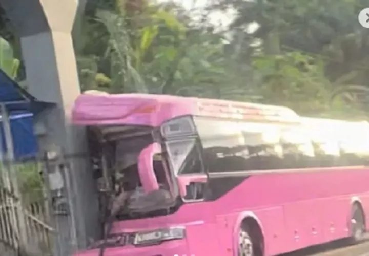 Las autoridades investigan las causas de este accidente de tránsito.