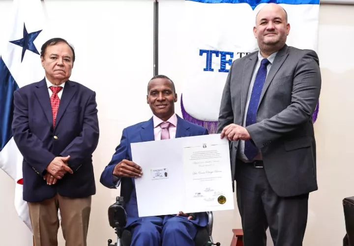 Luis Omar Ortega recibió su credencial como diputado de la Asamblea Nacional. Foto: Cortesía