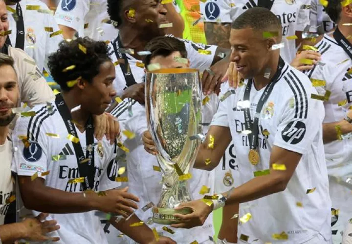 Mbappeé (der.) festeja con los jugadores del Real Madrid el título de la Supercopa de Europa. Foto: EFE
