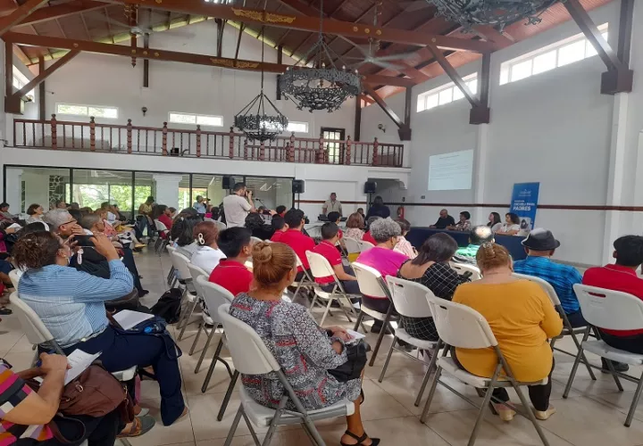 Profesores y padres de familia asistieron al evento. Foto: Vivian Jiménez