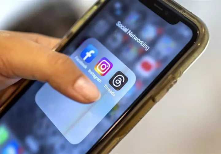 No todas las redes sociales tienen los permisos para compartir videos con música de fondo. Foto: EFE