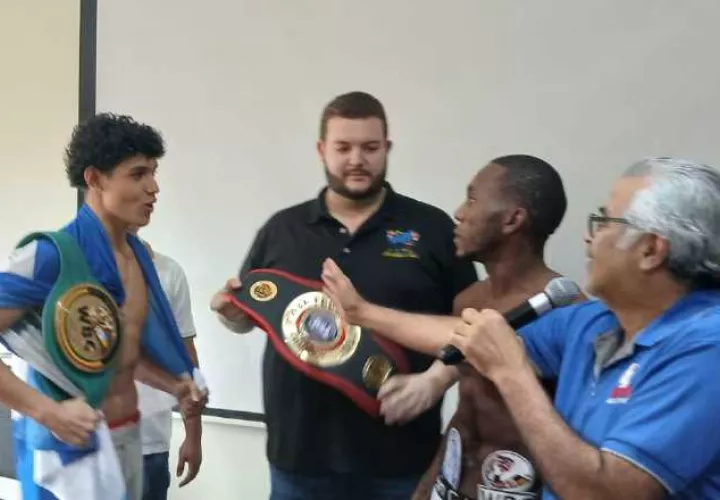 Harvin Aguirre (izq.) y Alberto Mosquera en el pesaje oficial. Foto: Jaime Chávez