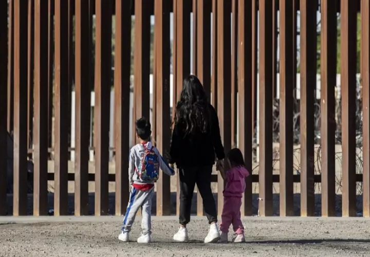 Entre 2017 y 2021, los funcionarios de inmigración han tomado custodia de 448,000 niños que ingresaron al país. Foto: EFE