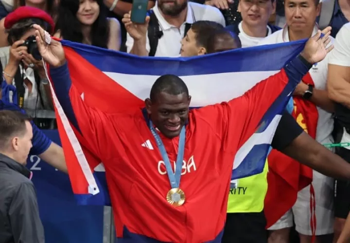 El luchador cubano Mijain López celebra con la medalla de oro en la final de Lucha Grecorromana. Foto: EFE
