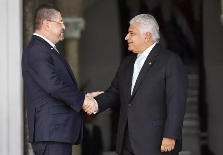 El presidente de Costa Rica, Rodrigo Chaves Robles (i) saluda a su homólogo de Panamá José Raúl Mulino. Foto: EFE