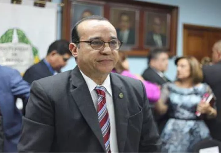 El rector Eduardo Flores pidió a Mulino una reunión.