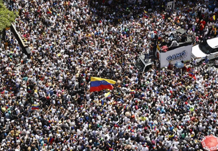 Miles de venezolanos piden transparencia en el proceso electoral. Foto: EFE