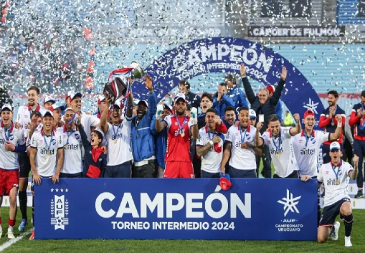 Luis Mejía (cent.) celebra el título con Nacional en Uruguay. Foto:EFE