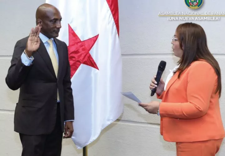 Nelson Jackson fue juramentado por la presidenta de la Asamblea Nacional, Dana Castañeda. Foto: Cortesía