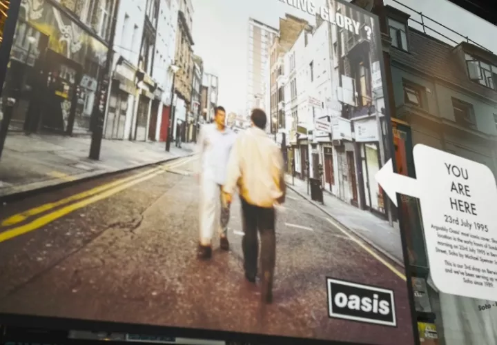 Imagen de la portada de un disco de Oasis, situada en la tienda 'Sister Ray' en Soho. Foto: EFE / Guillermo Garrido