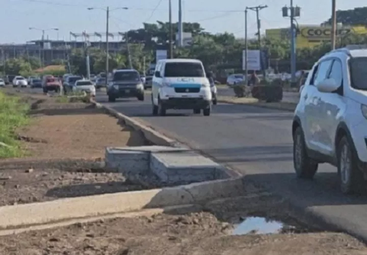 Los trabajos en la entrada hacia Las Tablas, están paralizados. Foto: Thays Domínguez