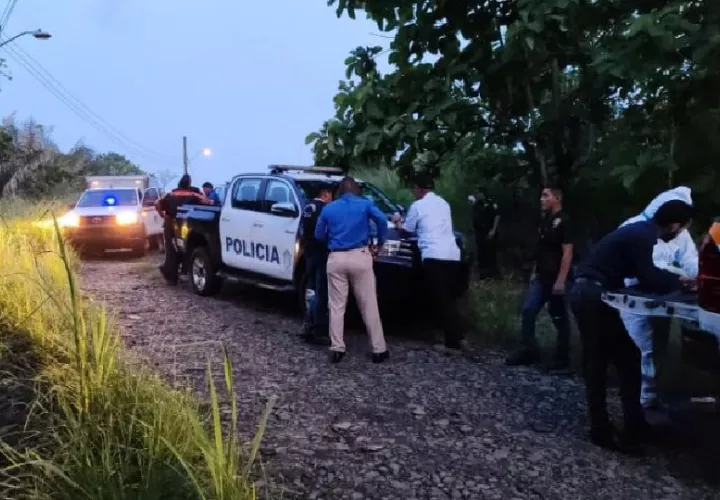 Los restos óseos de Martín Foster, fueron hallados en el asiento trasero del taxi con placa T 01824, en un camino de tierra que conduce a un predio privado. Foto. Eric Montenegro