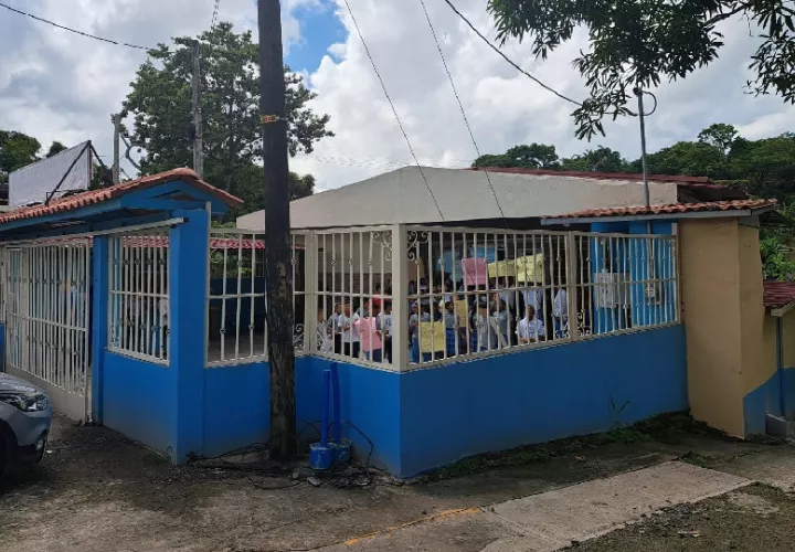 Un grupo de estudiantes protestaron dentro del centro educativo. Foto. Eric Montenegro