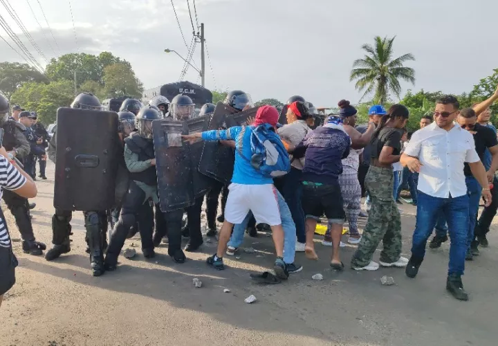 El enfrentamiento se registró tras fracasar las negociaciones iniciadas por la PN y funcionarios municipales con los manifestantes para reabrir la vía bloqueada. Foto. Eric Montenegro