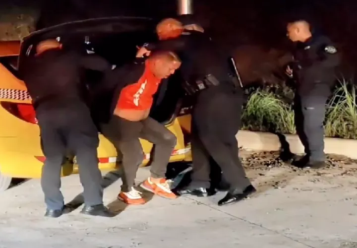 El vehículo tipo taxi con certificado de operación para prestar servicio en la ciudad fue encontrado por las unidades policiales en la vía que conduce al puerto internacional de Vacamonte.