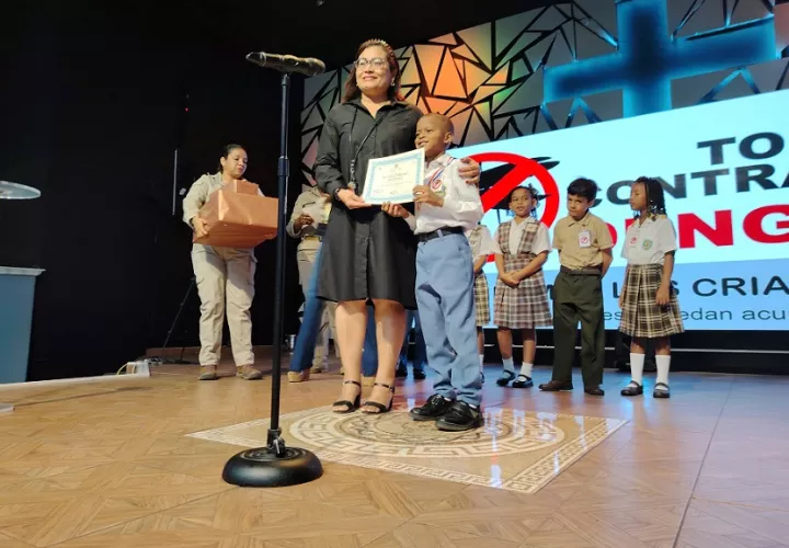 El estudiante Ismael Howard de la Escuela Porfirio Meléndez fue el ganador del concurso. Foto: Diomedes Sánchez S.