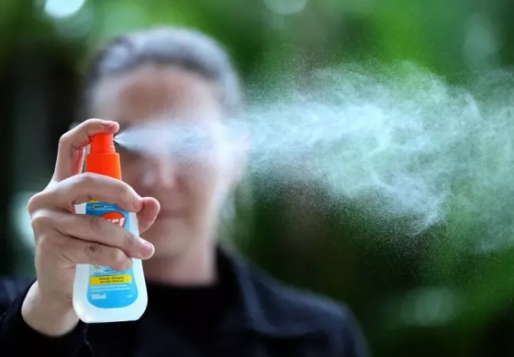 Una mujer utiliza un repelente de mosquitos. Foto: EFE