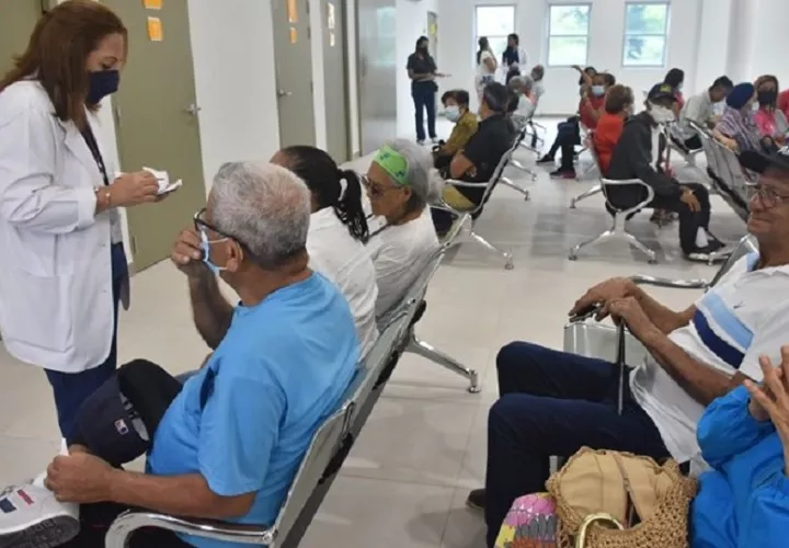 Pacientes esperan que se complete el trámite pronto. Foto: Cortesía
