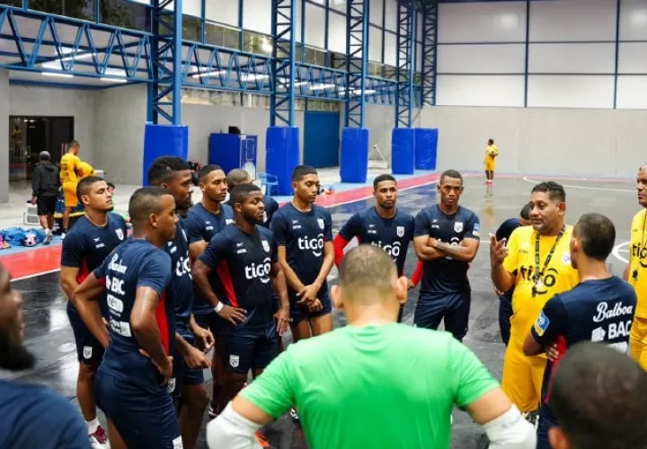 El técnico 'Brujo' Del Rosario conversa  con los jugadores en su campamento en Paraguay.