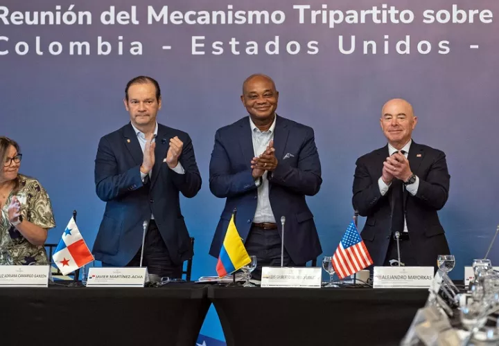 Javier Martínez-Acha Vásquez sostuvo una reunión con el secretario de Seguridad Nacional de Estados Unidos Alejandro Mayorkas y el ministro de Relaciones Exteriores de Colombia, Luis Gilberto Murillo. Foto: EFE