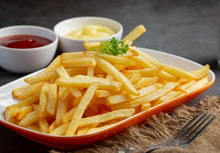 Las papas fritas es la guarnición y el complemento ideal de las comidas. Foto: Ilustrativa / Freepik
