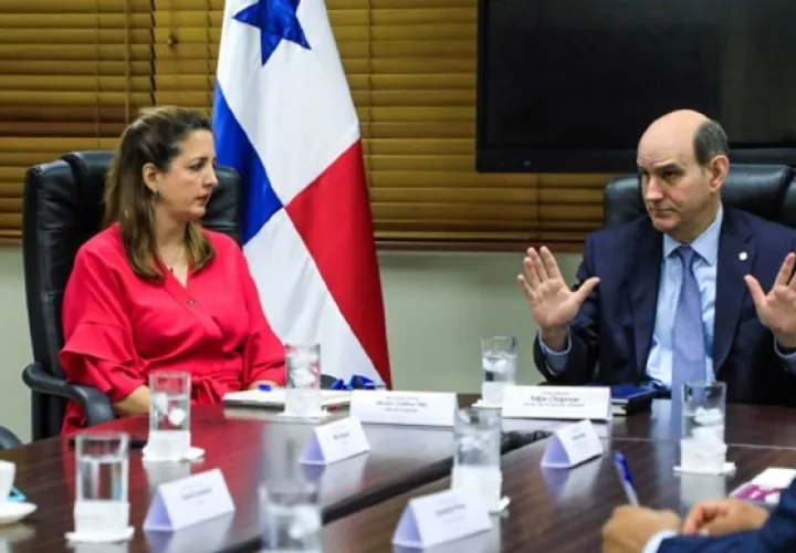 El ministro Chapman tuvo un conversatorio con medios de comunicación impresos. 