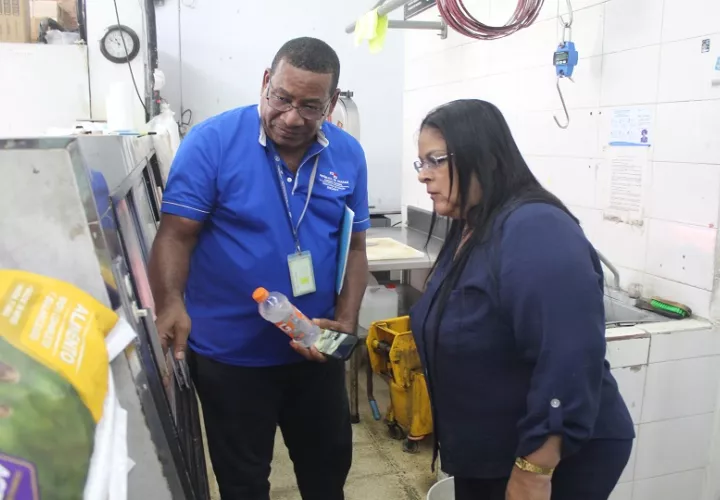 Operativos del personal técnico de saneamiento y control de alimentos del Minsa. Foto: Cortesía