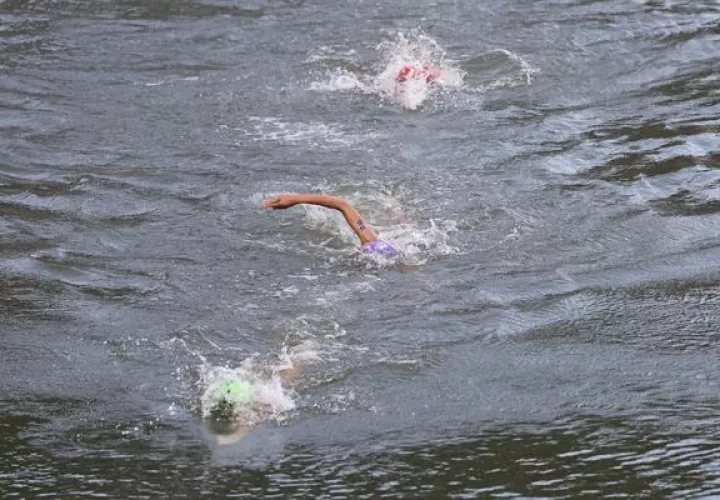 Atletas en el río Sena. Foto: EFE