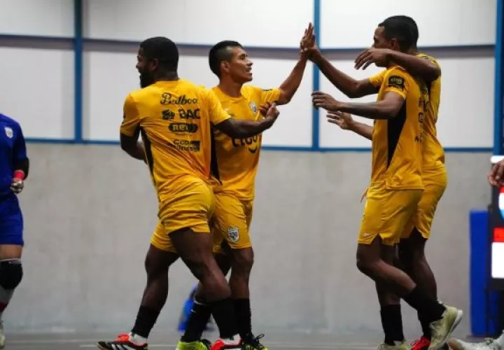 Ruman Millord (cent.) anotó los dos goles panameños.