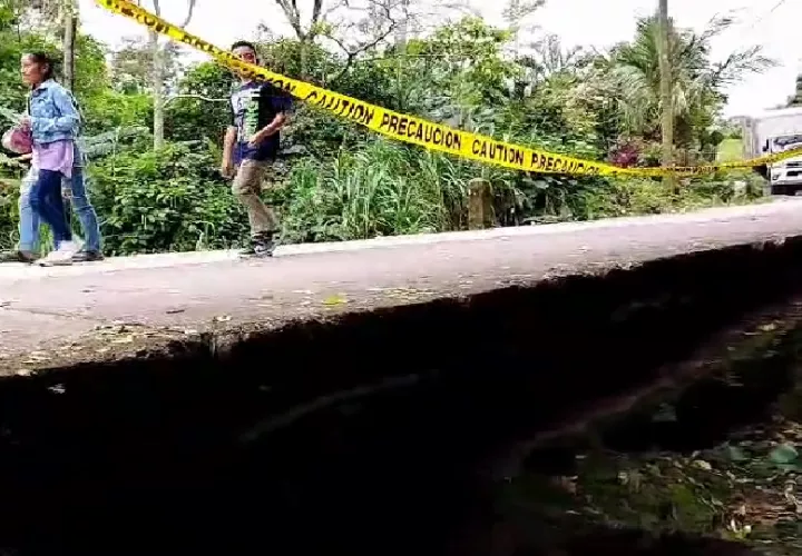La población y las autoridades nuevamente solicitarán al Ministerio de Obras Públicas (MOP) realizar la reparación o construcción de nuevos puentes. Foto. Eric Montenegro
