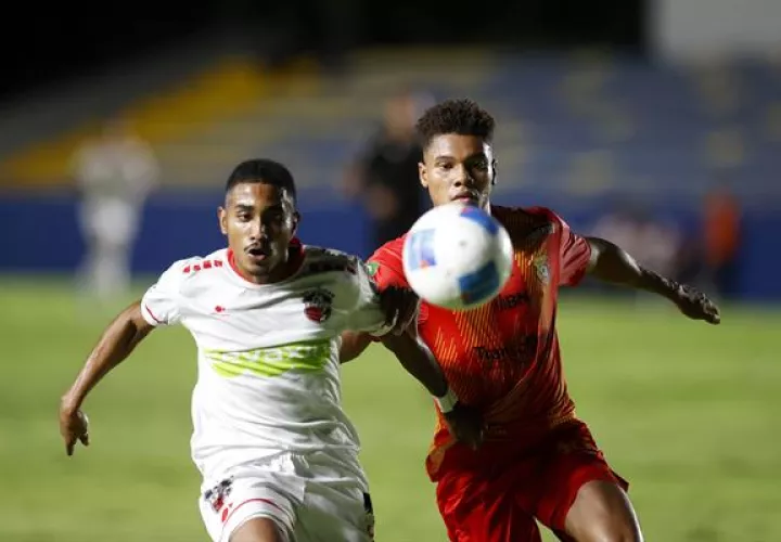Moisés Garibaldo de San Francisco (izq.) disputa el balón con Darril Araya de Herediano. Foto: EFE