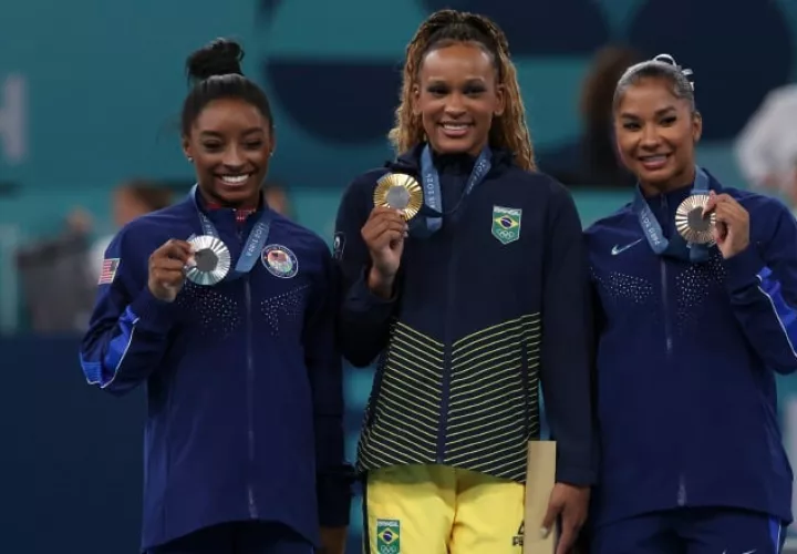 La brasileña Rebeca Andrade con oro (c), Simone Biles, plata (izq.) y Jordan Chiles con bronce. Foto: EFE