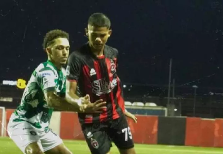 Raheen Cuello  (der.) anotó el gol del Sporting contra Tauro en Los Andes