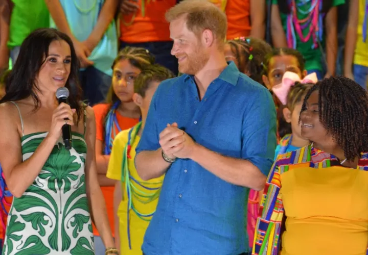 Harry (c) y Meghan (i), junto a la vicepresidenta colombiana, Francia Márquez, durante el cierre del Festival Petronio Álvarez, en la ciudad de Cali (Colombia). Foto: EFE/ Str