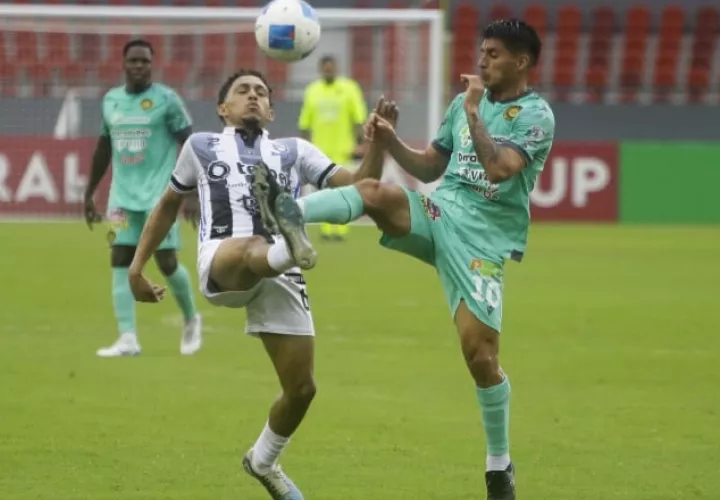 Moisés Velíz  de Tauro (izq.) disputa el balón con Matías Galvaliz de Diriagén,  en el partido de la Copa Centroamericana de la Concacaf. Foto: EFE