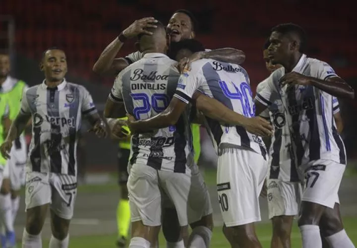 Ronaldo Dinolis del Tauro (cent.) festeja su gol contra San Francisco. Foto:EFE
