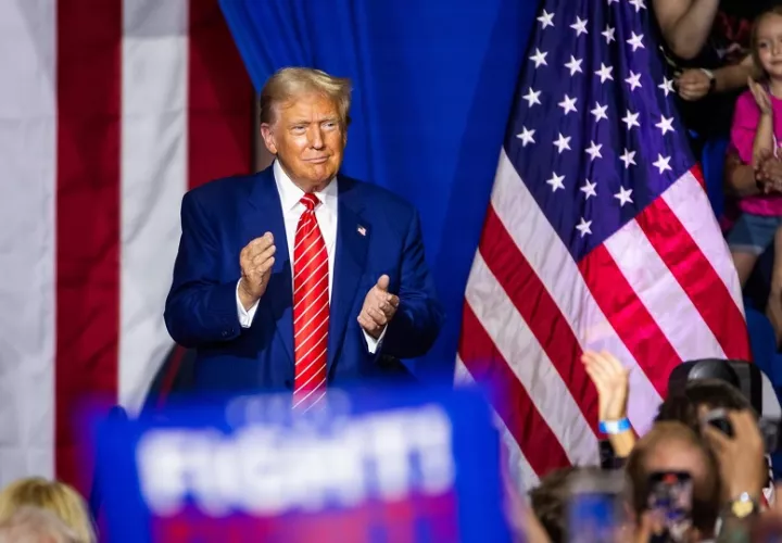 El expresidente estadounidense y actual candidato presidencial republicano Donald Trump se prepara para hablar en un mitin de campaña en Johnstown. Foto: EFE