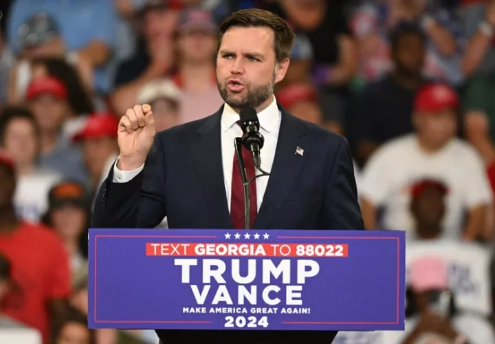 El candidato republicano a la vicepresidencia, el senador JD Vance de Ohio, habla durante un mitin de campaña. Foto: EFE