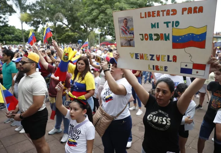 Ciudadanos venezolanos que residen en Panamá participan en una protesta este sábado. Foto: EFE