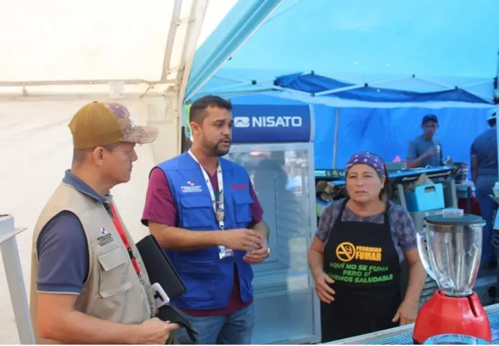 Las autoridades de salud también verificaron lospuestos de vednta de comida. Foto. Minsa