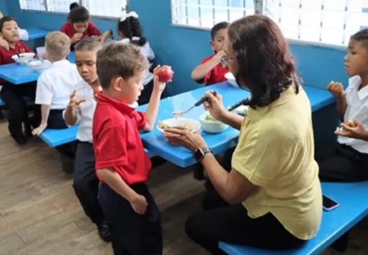 El propósito del programa es ofrecer desayunos y almuerzos balanceados y saludables a los estudiantes.